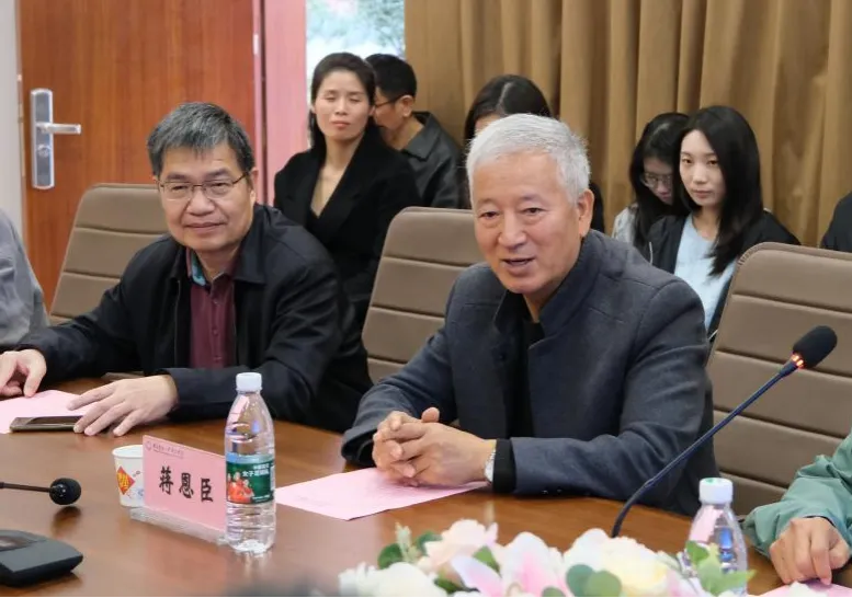 華珠舉行人工智能學(xué)院科技小院揭牌儀式4.png 華珠舉行人工智能學(xué)院科技小院揭牌儀式4.png